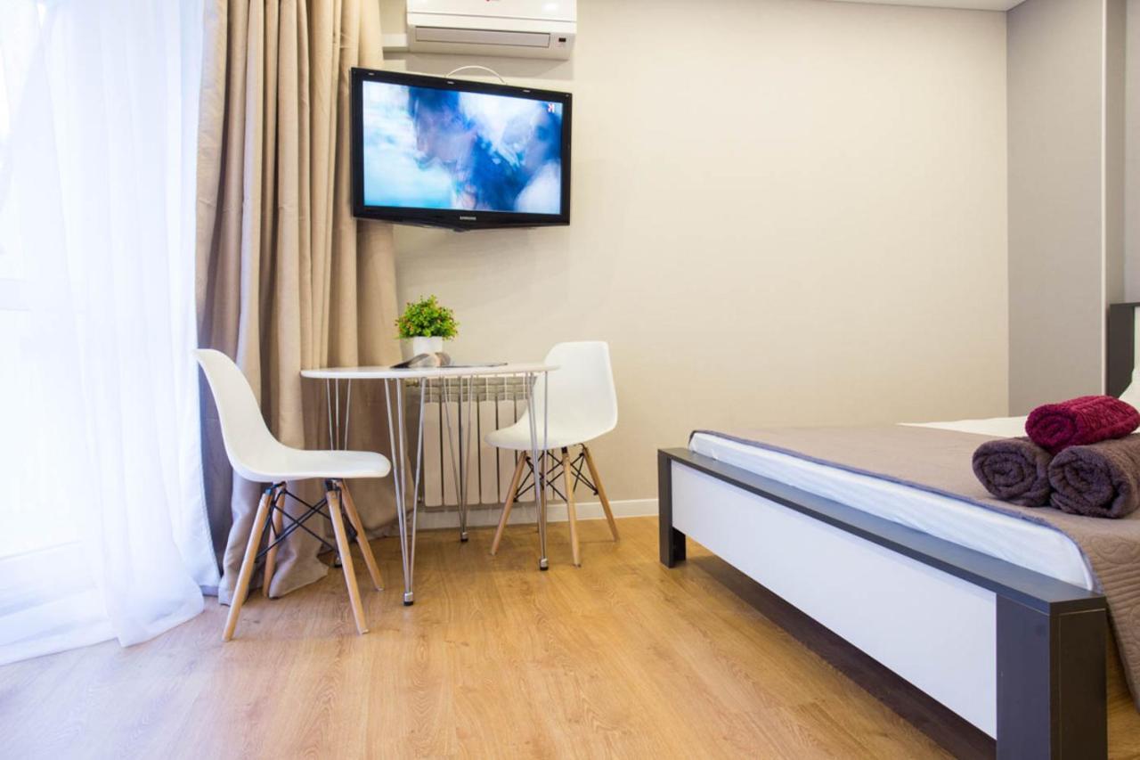 Studio Near Metro Yaroslava Mudroho, Universytet - Mykoly Khvylovoho Str 5-3 Kharkiv Bagian luar foto
