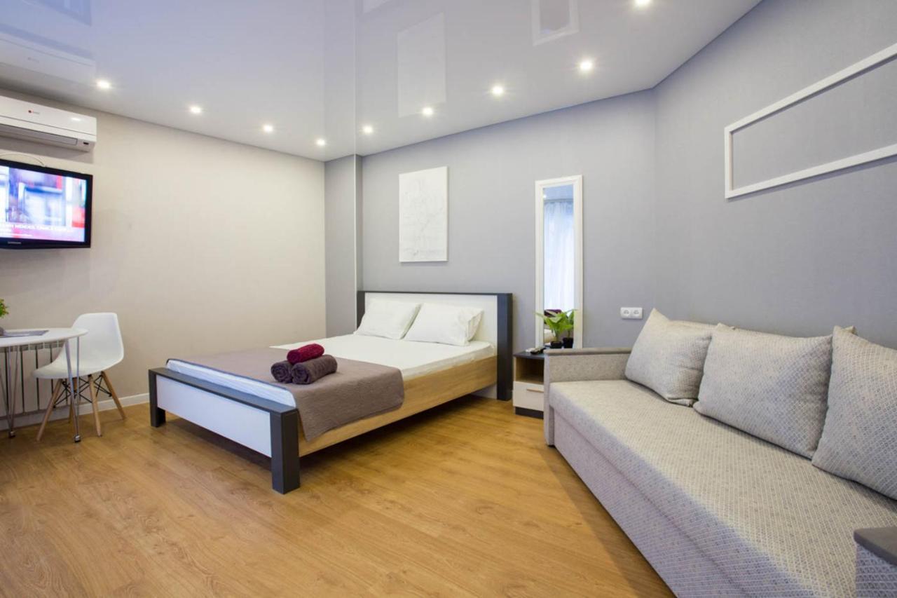 Studio Near Metro Yaroslava Mudroho, Universytet - Mykoly Khvylovoho Str 5-3 Kharkiv Bagian luar foto